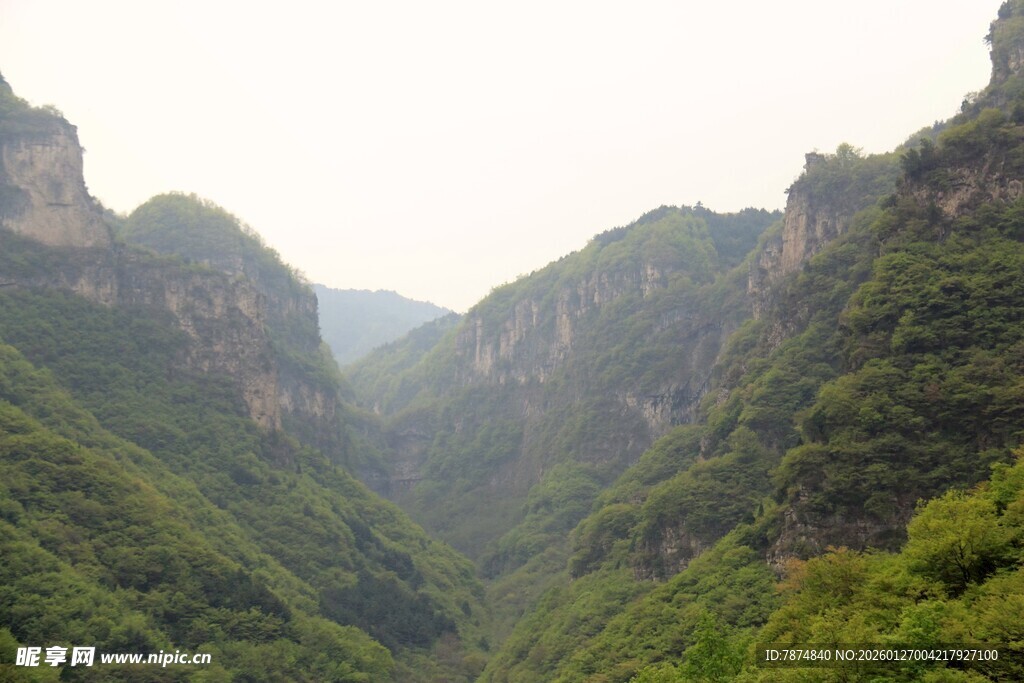壮丽山峦间的翠绿峡谷