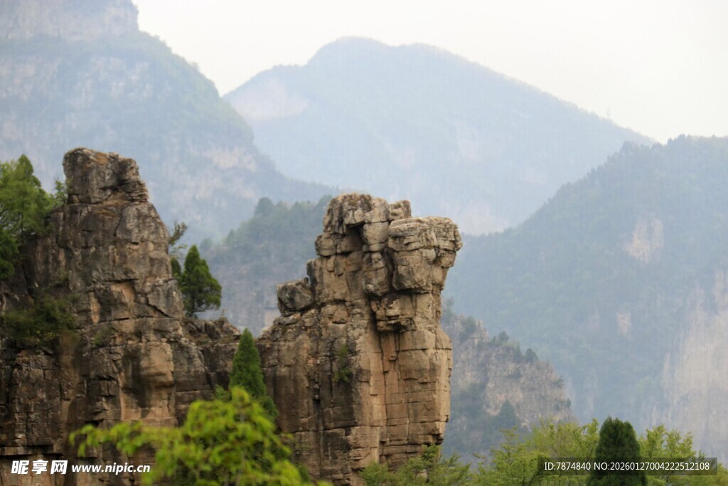 奇峰耸立的壮美山景