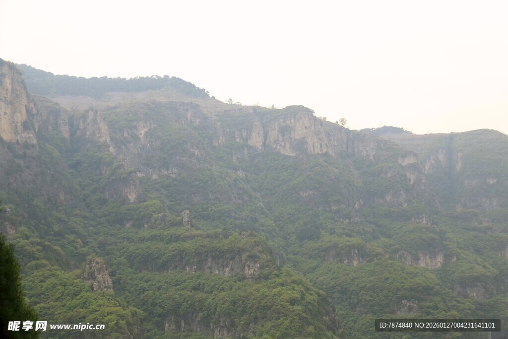 山峦叠翠的自然美景