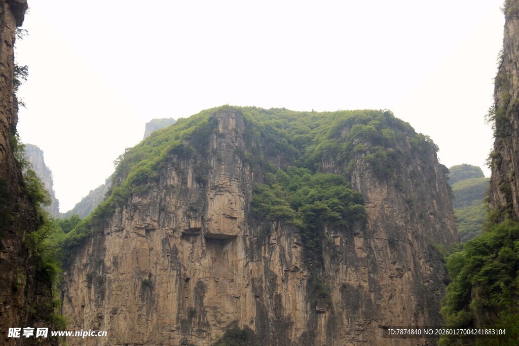 巍峨壮观的山景
