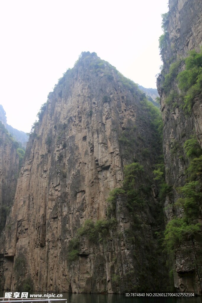 巍峨险峻的壮丽山景