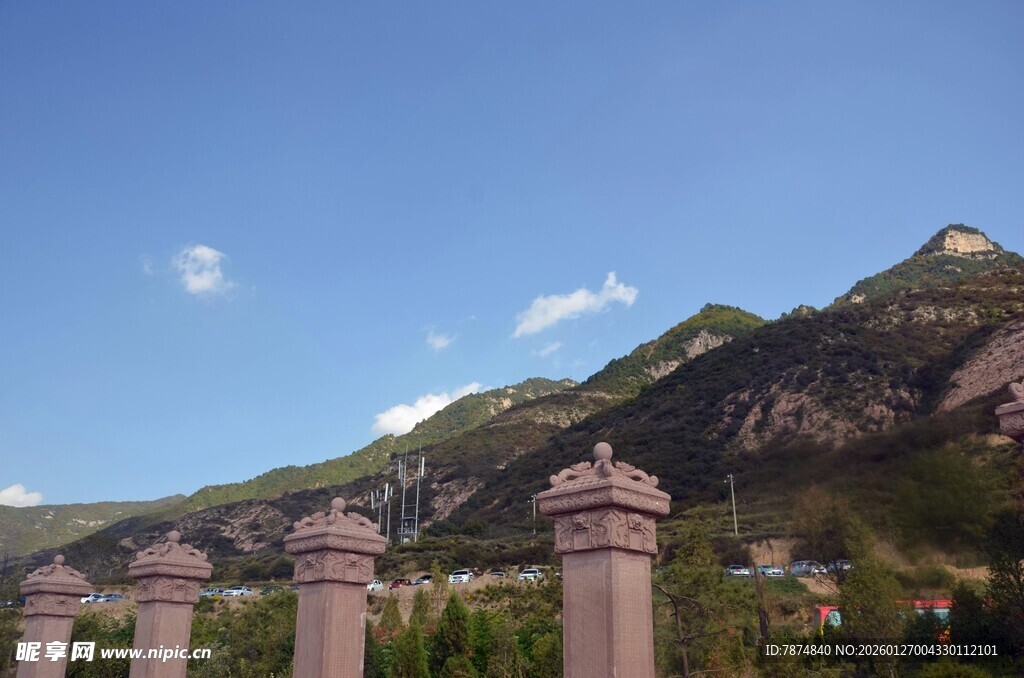山间石柱与秀丽山峦