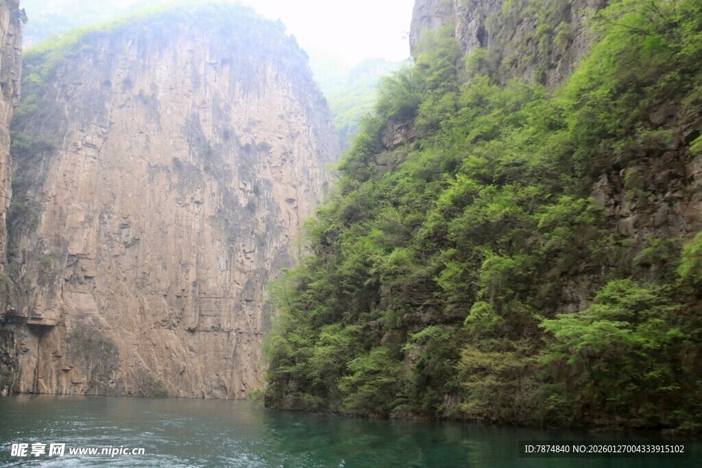 壮丽峡谷中的碧绿河水