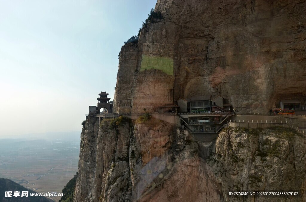 悬崖峭壁上的神秘建筑