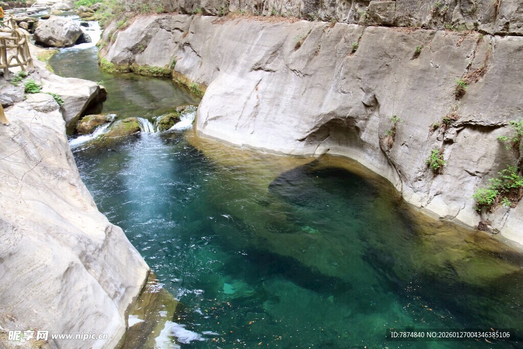清澈山间溪流 碧绿潭水