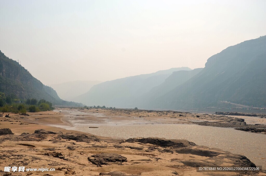 壮丽山河间的蜿蜒河流