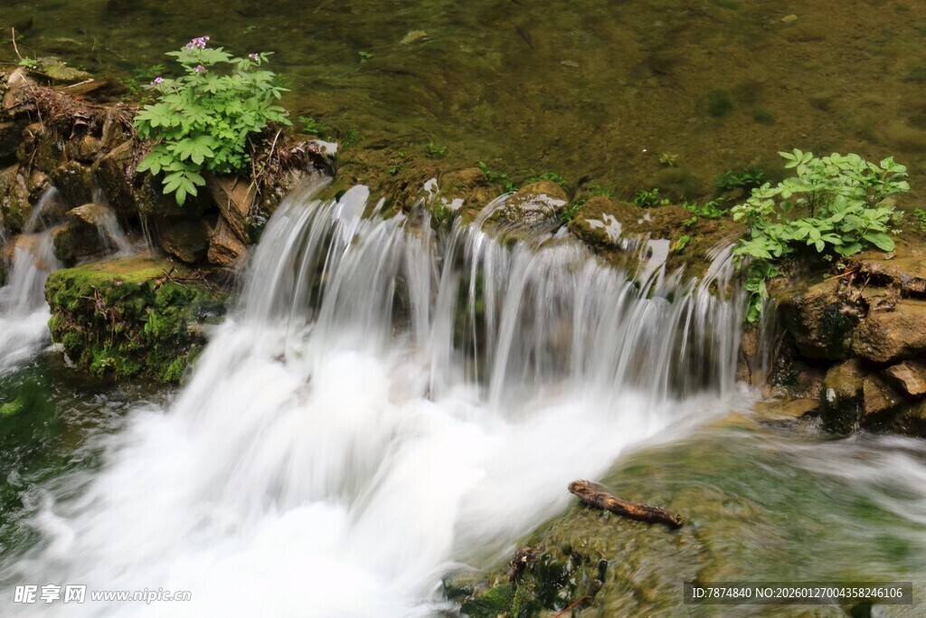 山间小瀑布流水潺潺