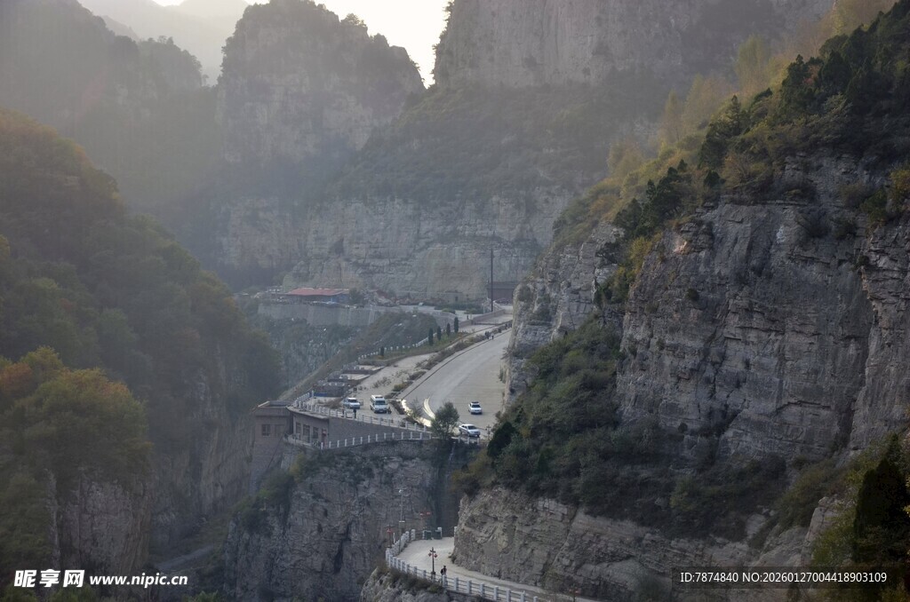 山间蜿蜒公路 壮丽景致