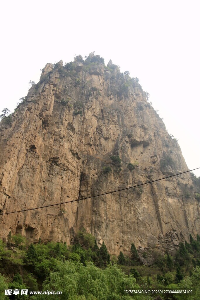 巍峨山峰绿意环绕