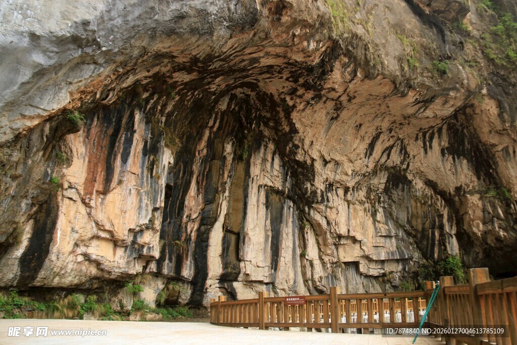 壮观溶洞景观