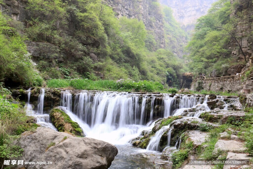 山间秀丽瀑布溪流美景