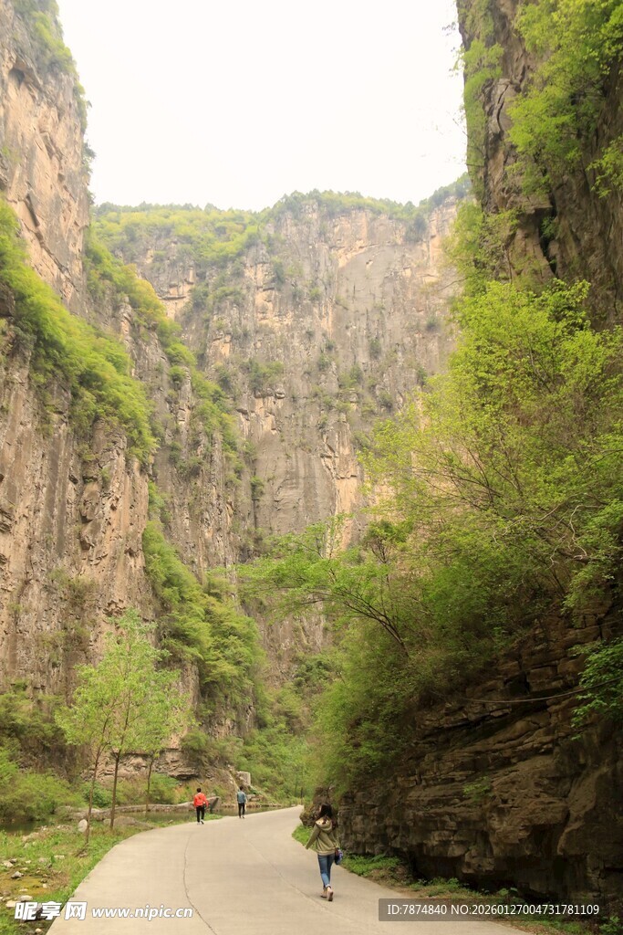 山间骑行路 独赏峡谷风光