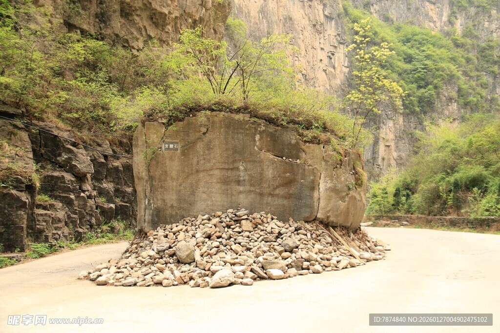 山间路旁的石堆景观