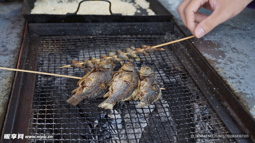 炭火上的美味烤肉串