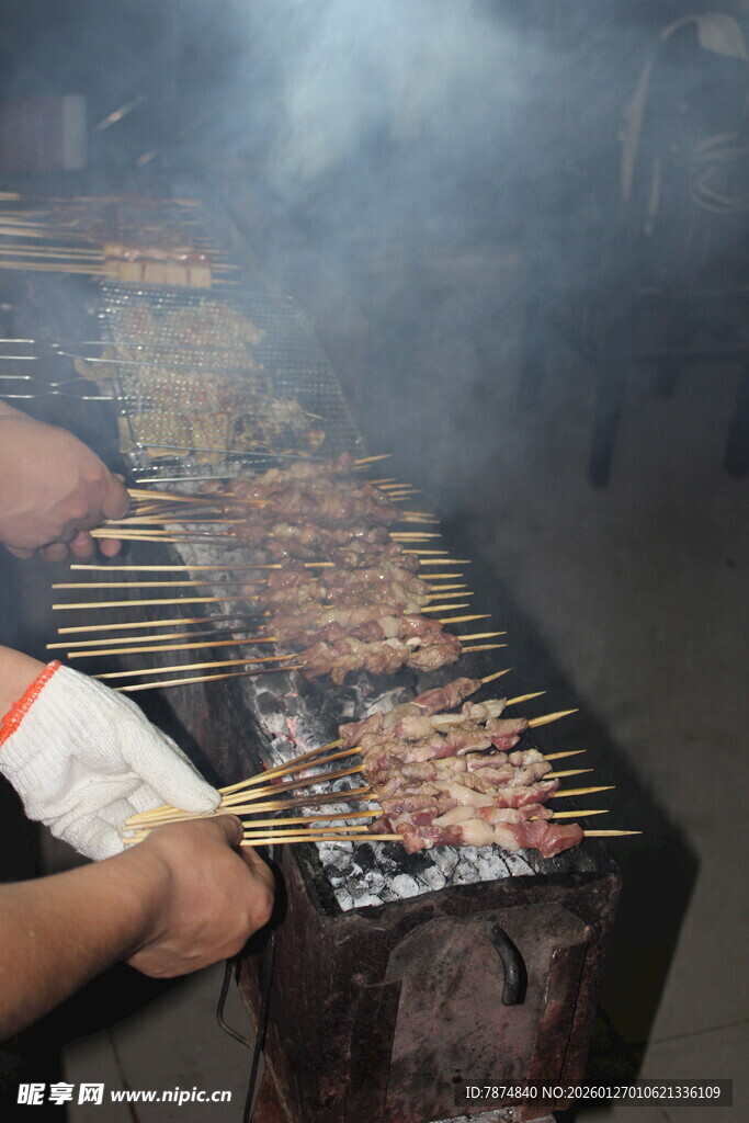 户外烧烤现场操作画面