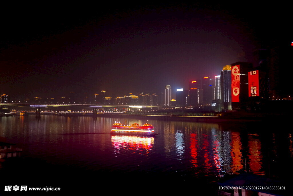 城市夜景下的璀璨水面倒影