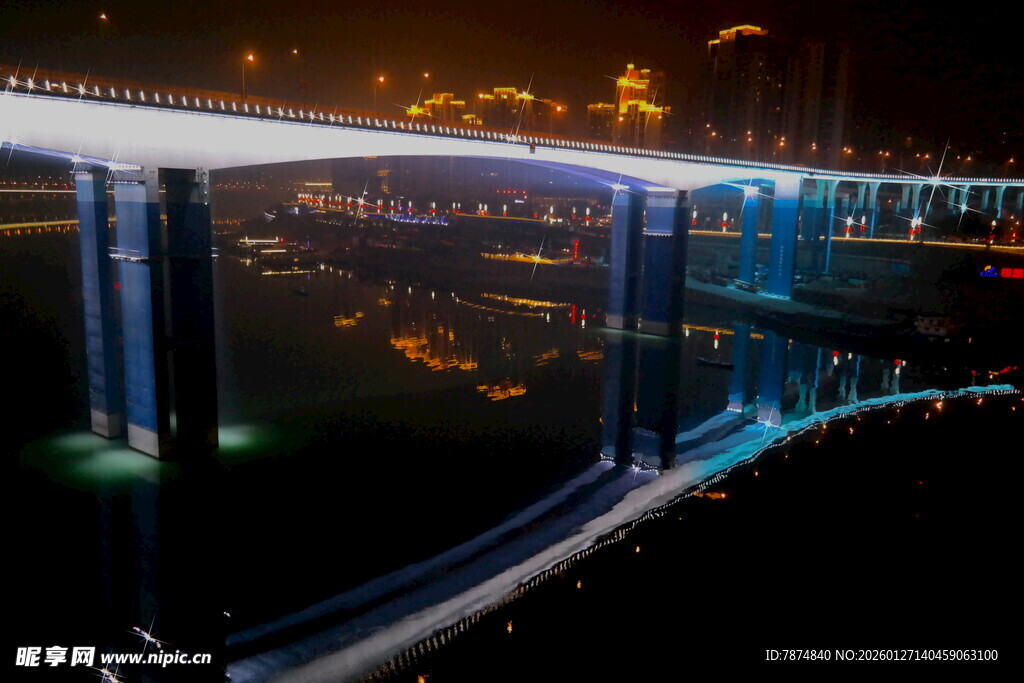 城市夜景中的高架桥