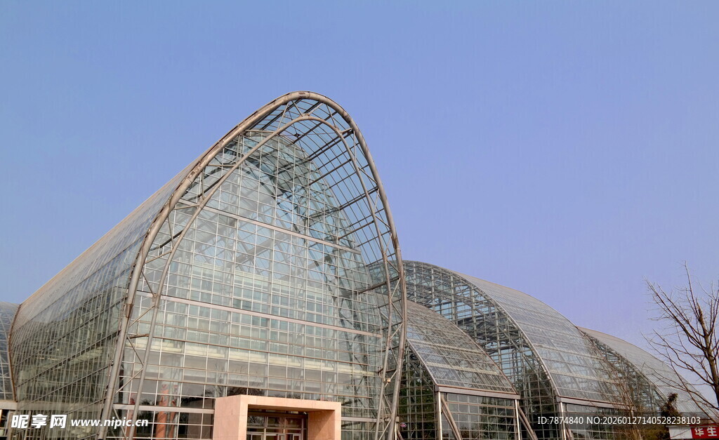 现代玻璃拱形建筑景观