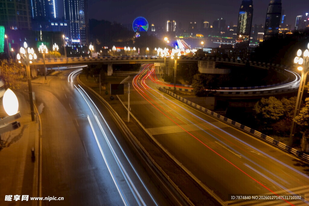 城市夜景中的车流光影