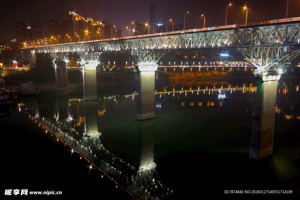 重庆夜景中的璀璨桥梁