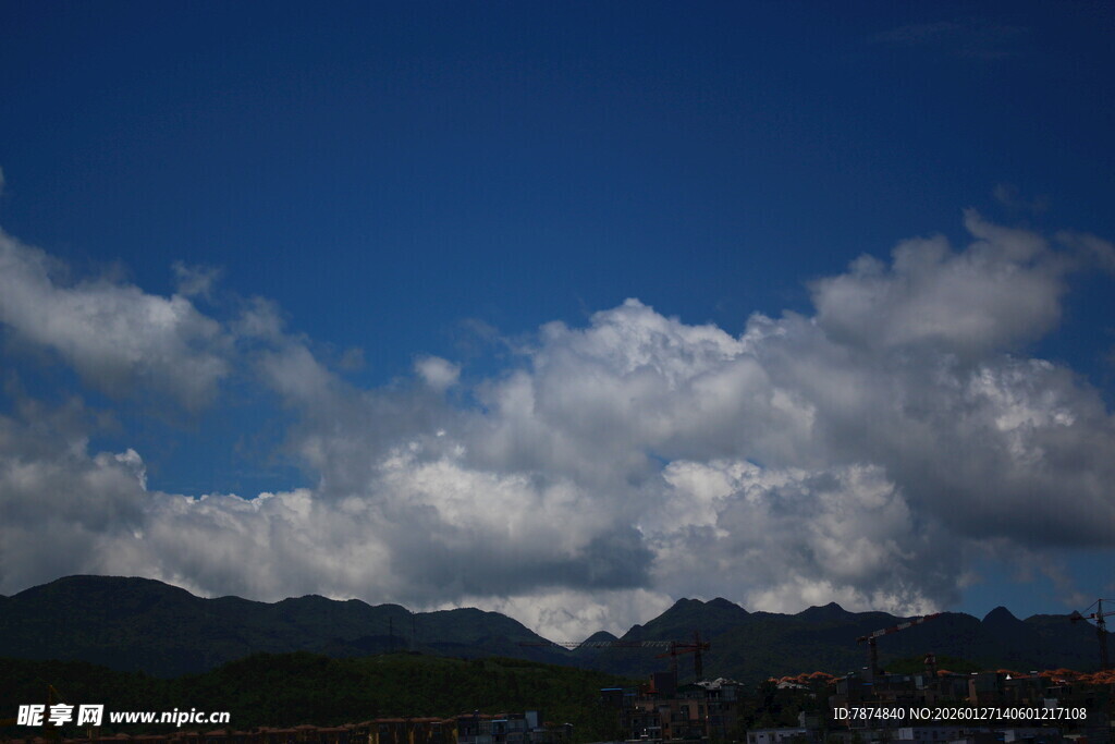 蓝天之下的白云与远山