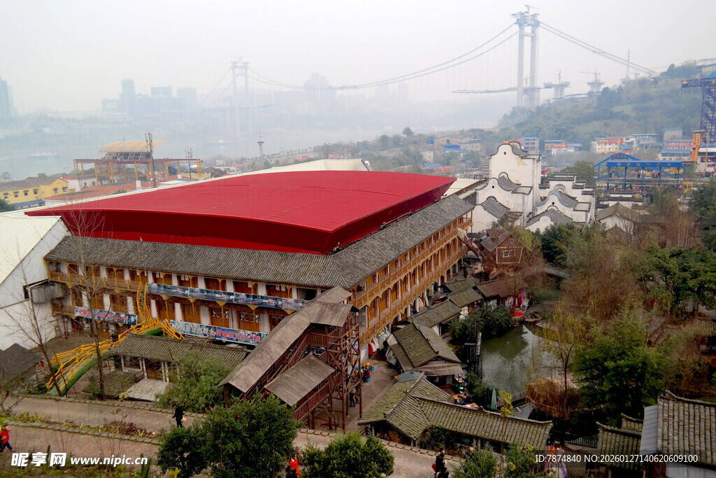 红顶建筑与周边景致
