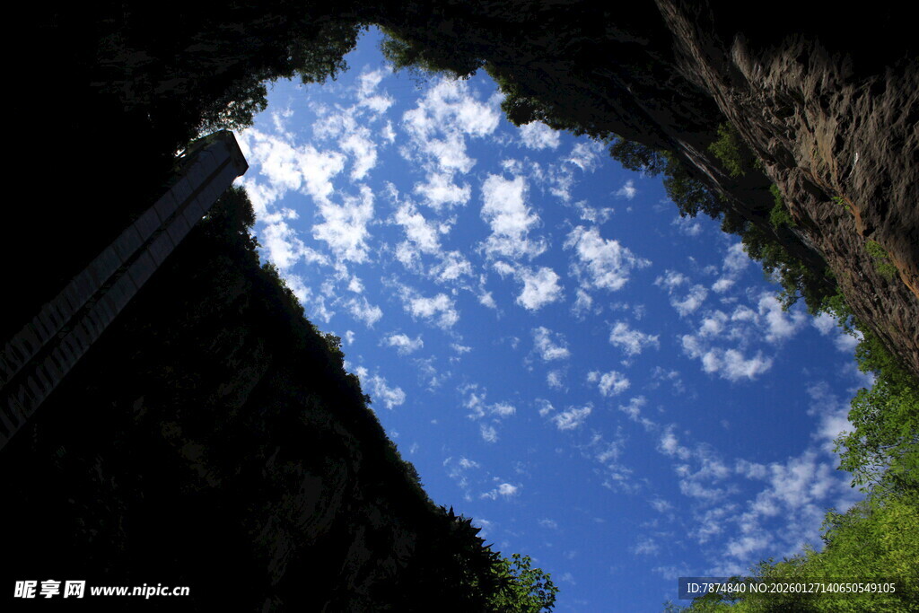 峡谷间仰望蓝天美景