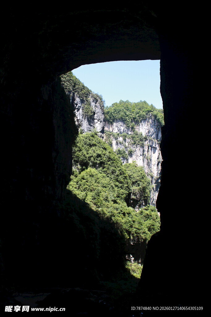 洞口外的青山绿树景观