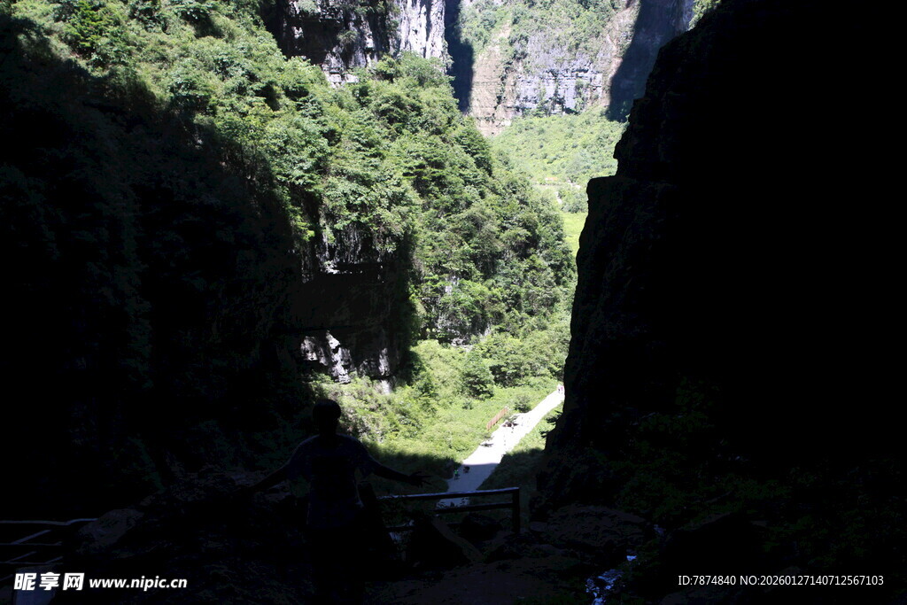 山间峡谷绿意盎然景观