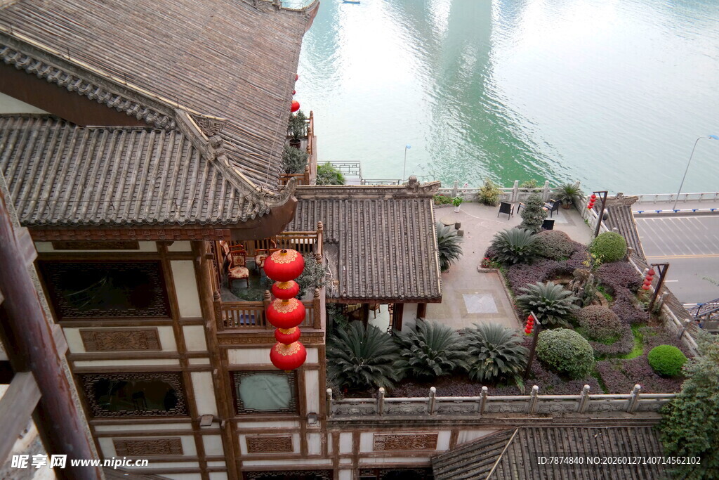 古楼临江景 红灯添古韵