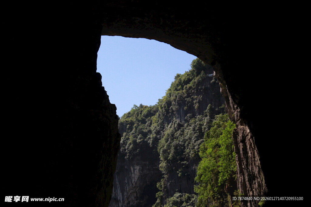 透过洞口望青山