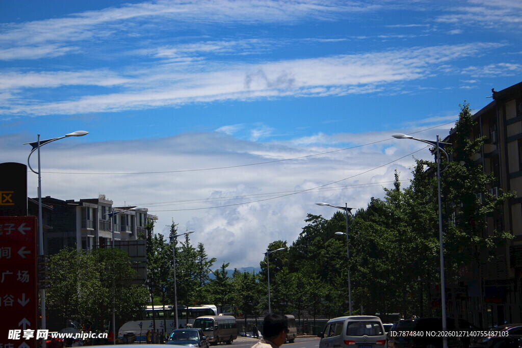 城市街道蓝天白云景象
