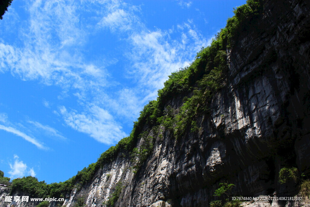 陡峭山壁与蓝天白云