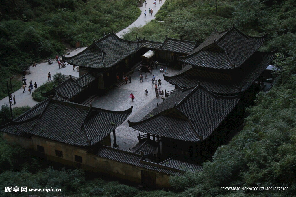 古雅山林中的中式建筑群