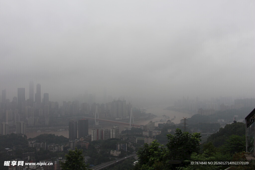 雾中朦胧城市景观