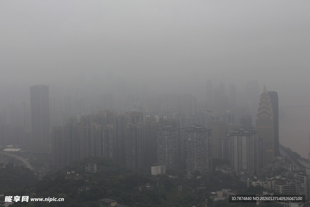 雾中城市高楼景观