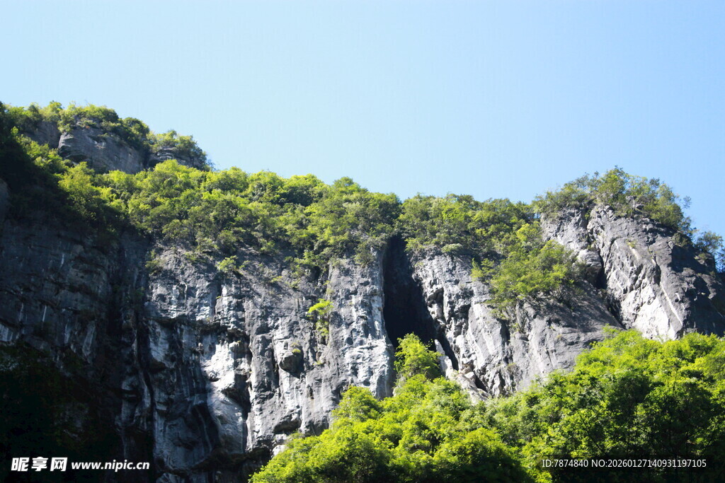 峻峭山峦覆翠绿植被