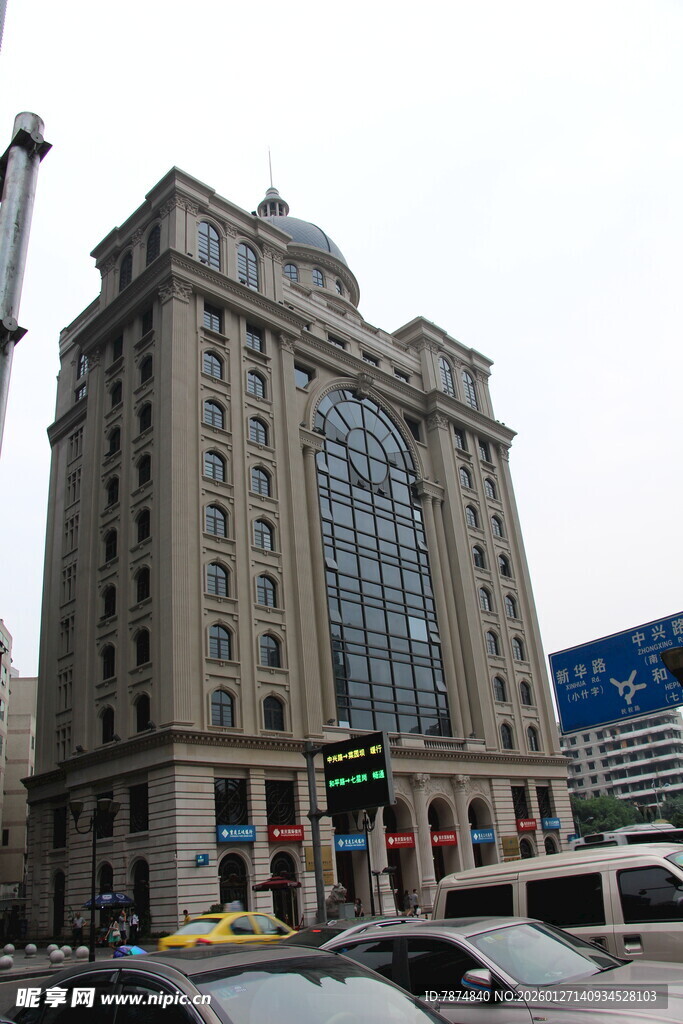 城市街头的宏伟建筑