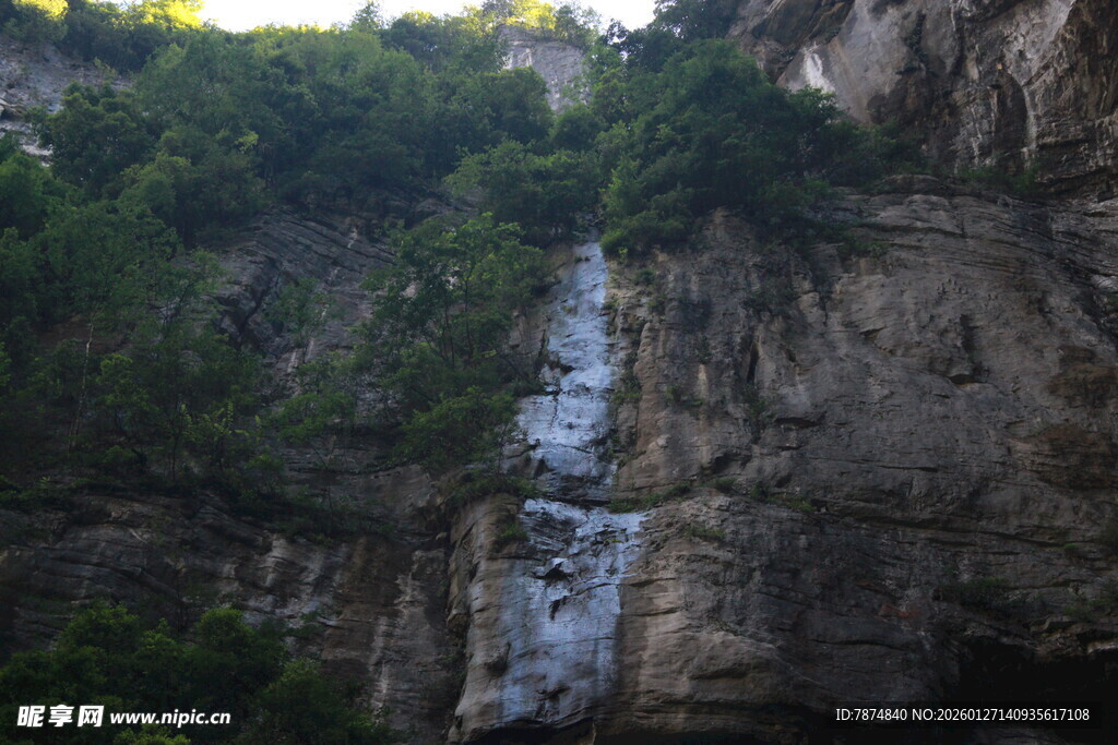 山间飞瀑景观