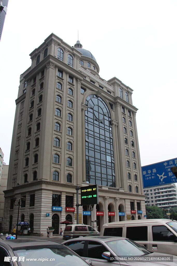 城市中宏伟的高楼建筑