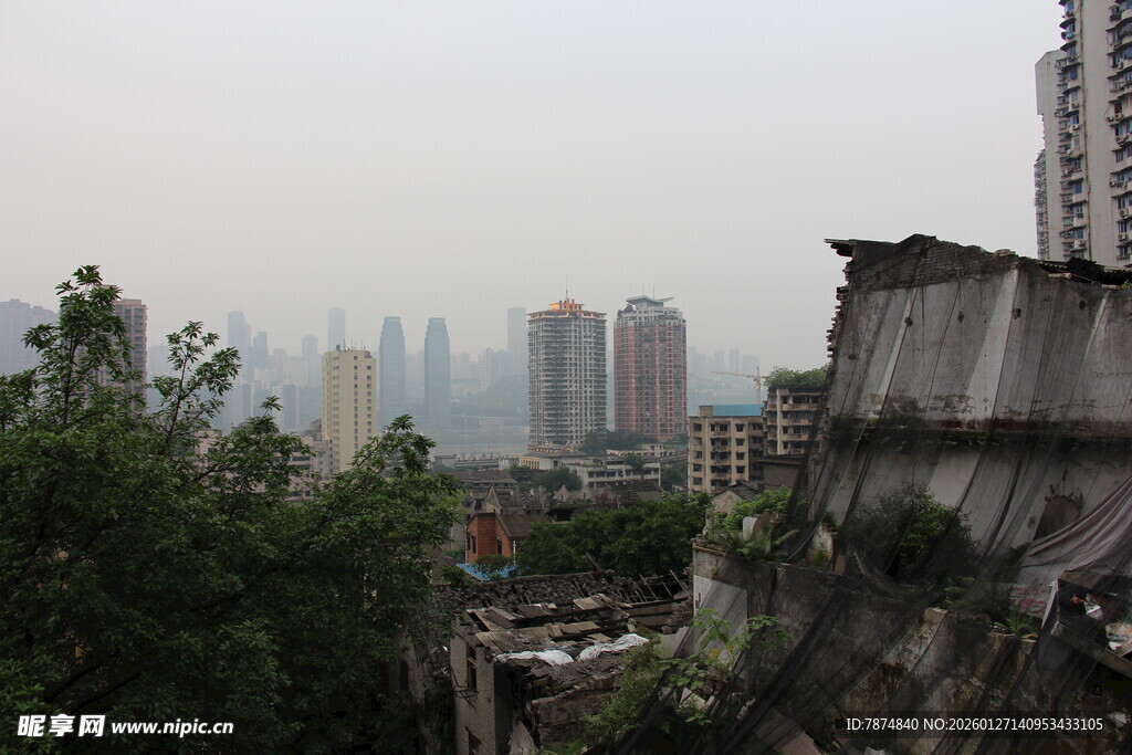 城市近景与远处高楼景观
