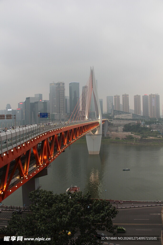 城市中壮观的橙红色大桥