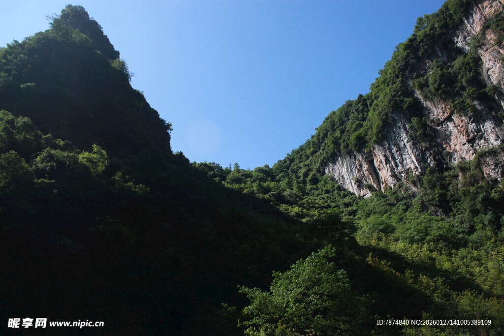 青山峻岭间的自然美景
