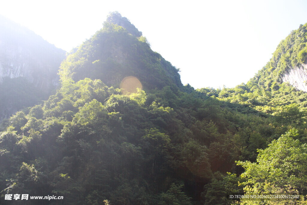 青山翠谷间的秀丽风光