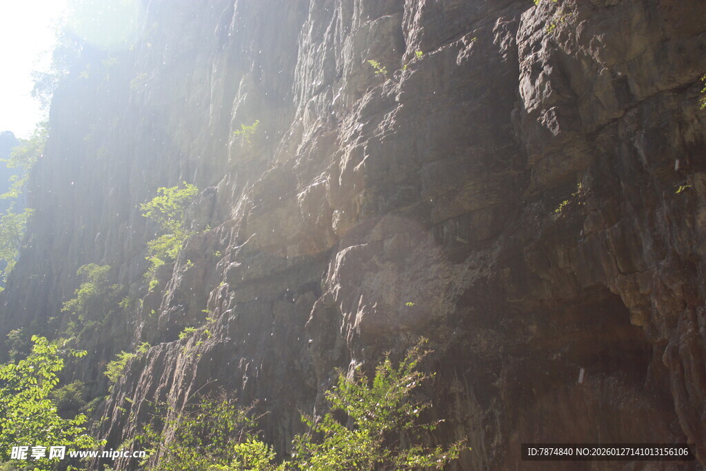 阳光照耀下的陡峭山壁