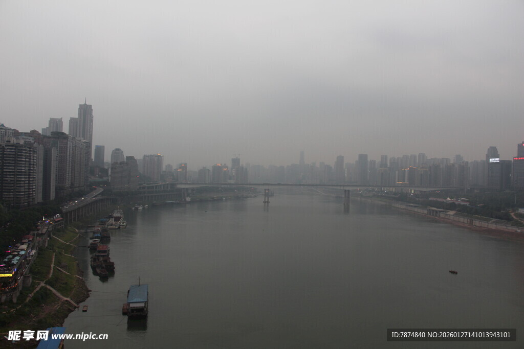 雾中城市河畔景观