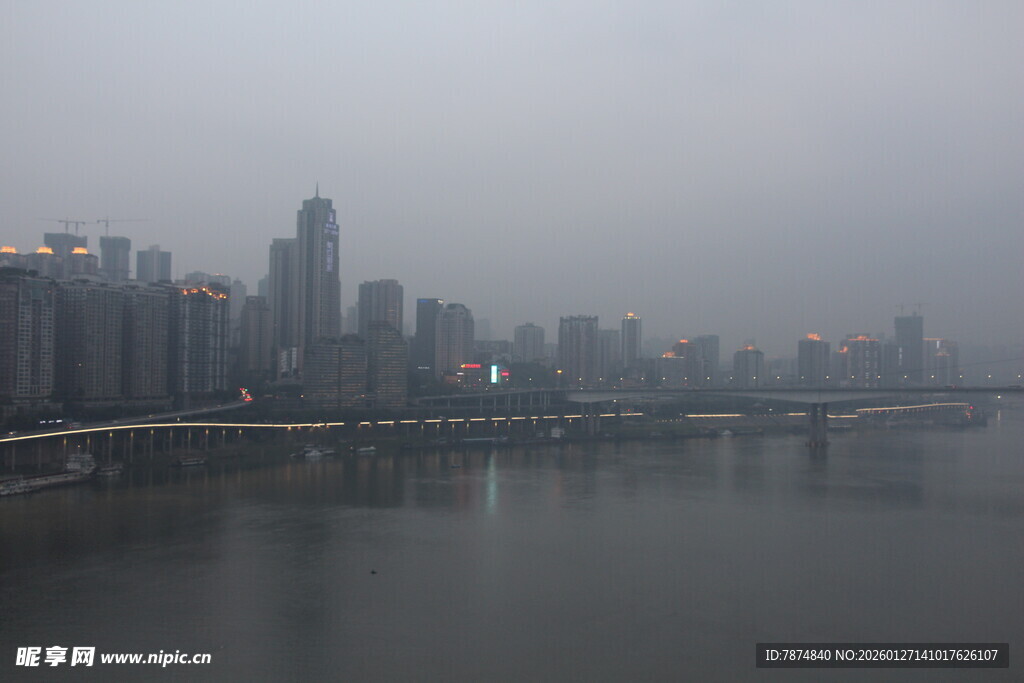雾中城市江畔景观