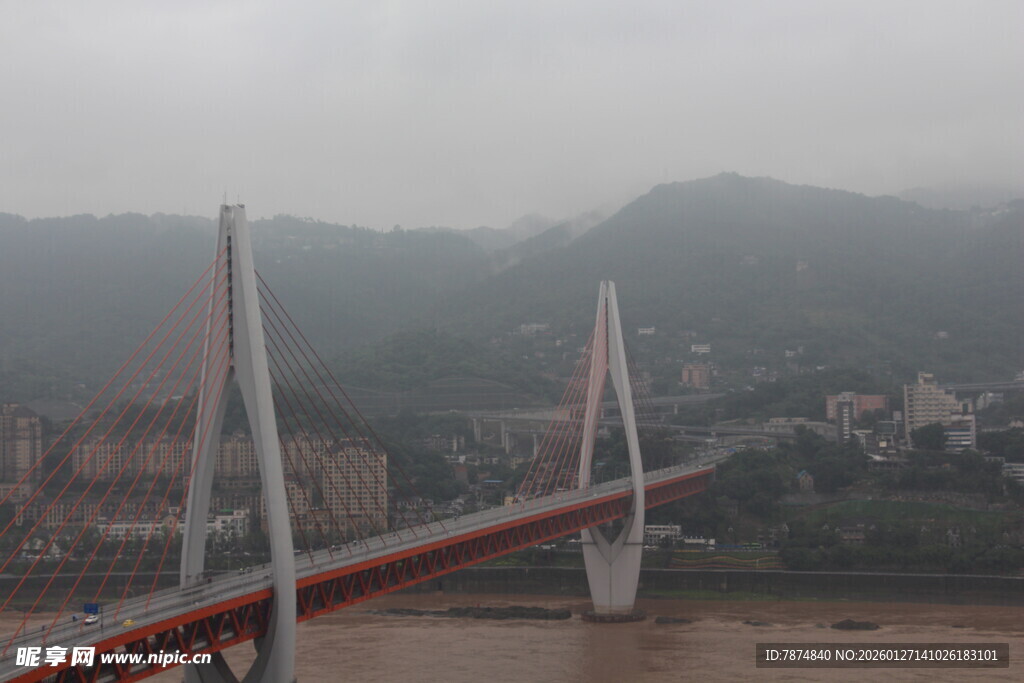 雾中跨江大桥风景
