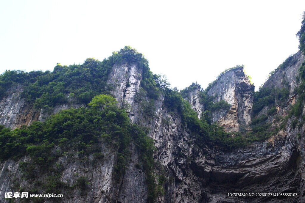 奇峰峻岭 绿意萦绕