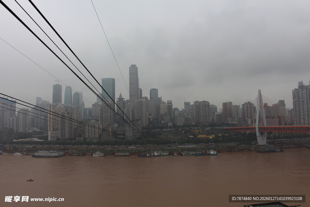 雾中都市江景